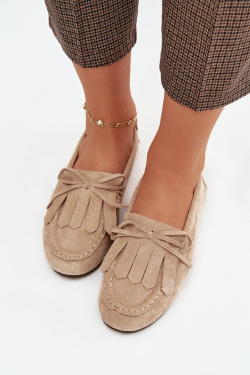 Mocasines Glorina color arena para mujer con detalles elegantes y flecos