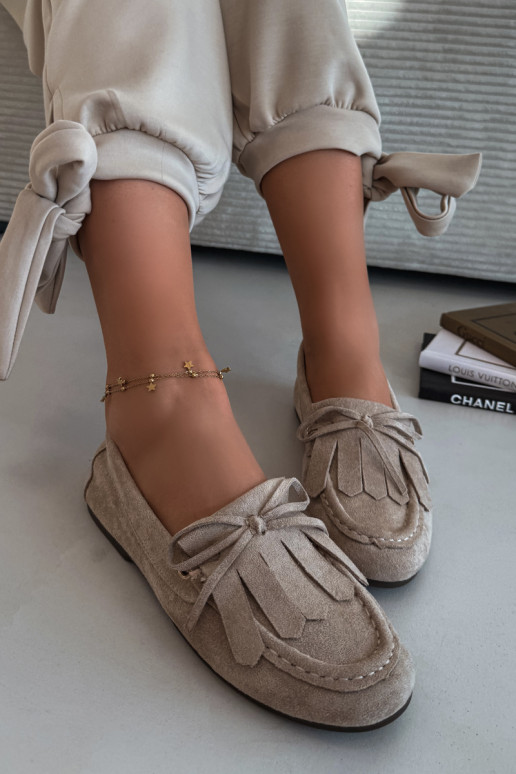 Mocasines Glorina color arena para mujer con detalles elegantes y flecos