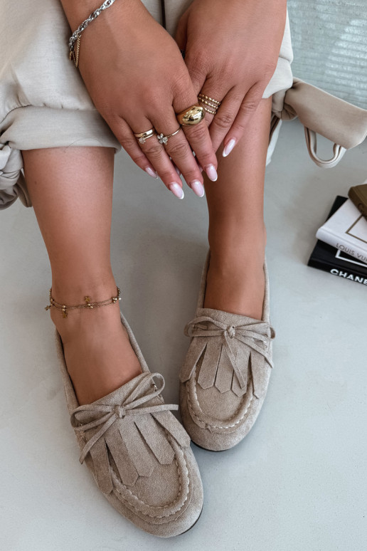 Mocasines Glorina color arena para mujer con detalles elegantes y flecos