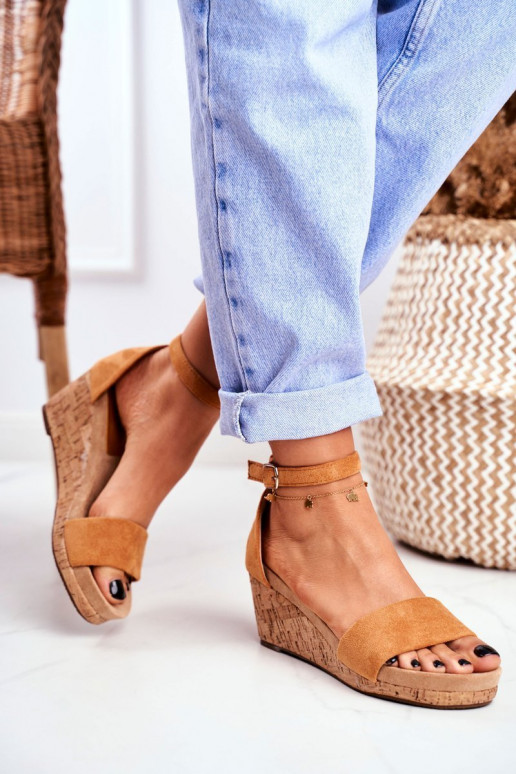 Sandalias de mujer en una cuña color marrón Tiene querryMe