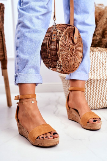 Sandalias de mujer en una cuña color marrón Tiene querryMe 2