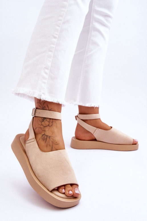 Sandalias cómodas de mujer. con una plataforma beige Rubie