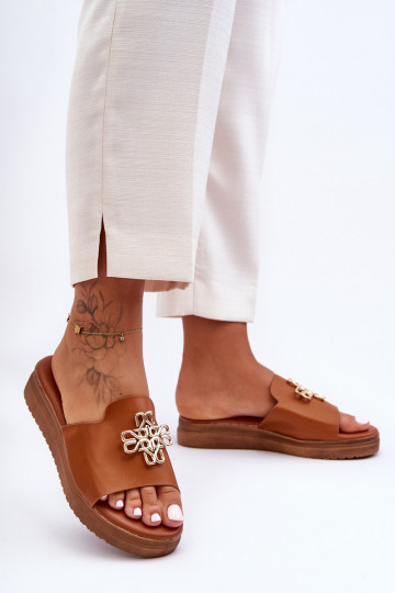 Piel Femenino Zapatillas con una plataforma con decoracion color marrón Azera