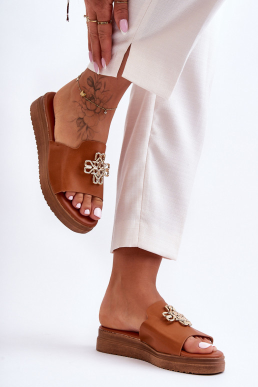 Piel Femenino Zapatillas con una plataforma con decoracion color marrón Azera