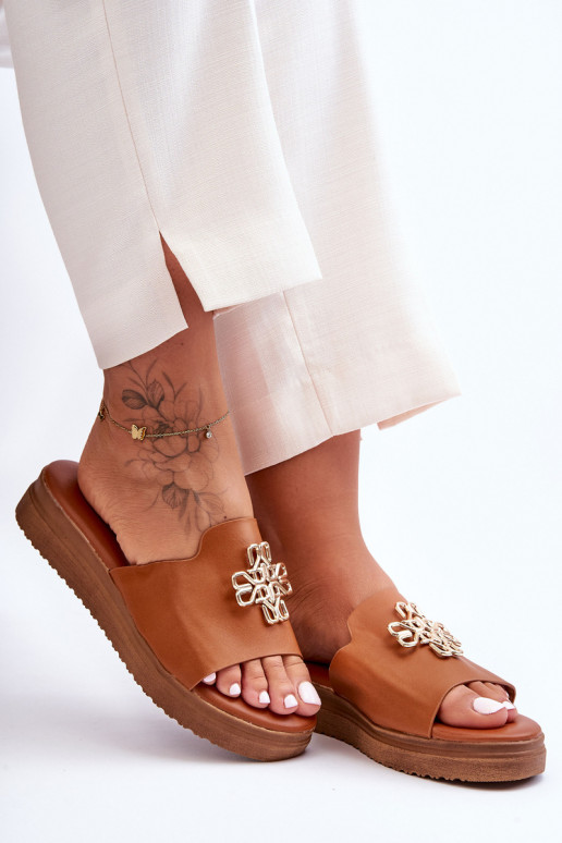 Piel Femenino Zapatillas con una plataforma con decoracion color marrón Azera