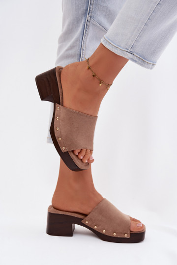 Zapatillas tipo flip-flop para mujer con tachuelas doradas color arena Davessa