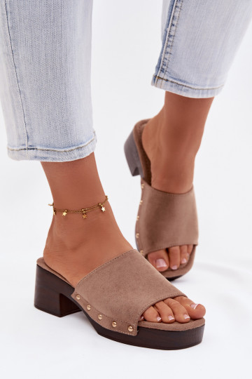 Zapatillas tipo flip-flop para mujer con tachuelas doradas color arena Davessa 2