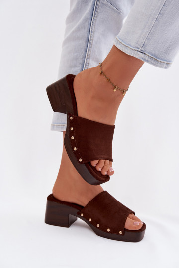 Zapatillas tipo flip-flop para mujer con tachuelas doradas color chocolate Davessa