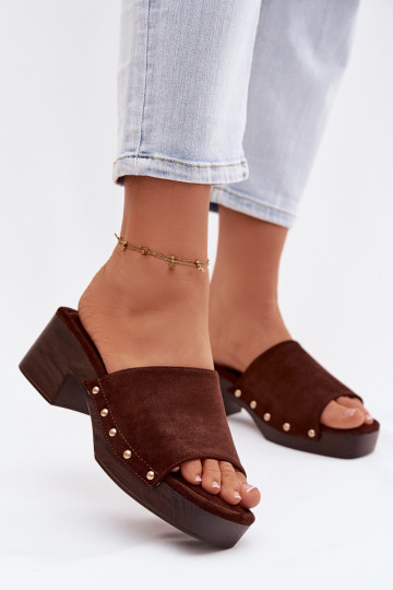 Zapatillas tipo flip-flop para mujer con tachuelas doradas color chocolate Davessa 2