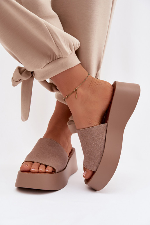 zapatillas de mujer con una plataforma beige Liorisse