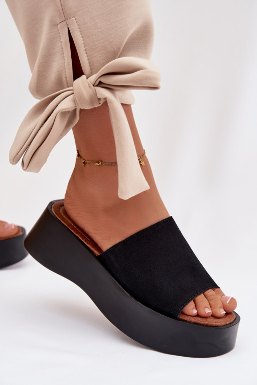 zapatillas de mujer con una plataforma de color negro Liorisse