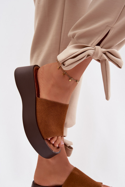 zapatillas de mujer con una plataforma color marrón Liorisse