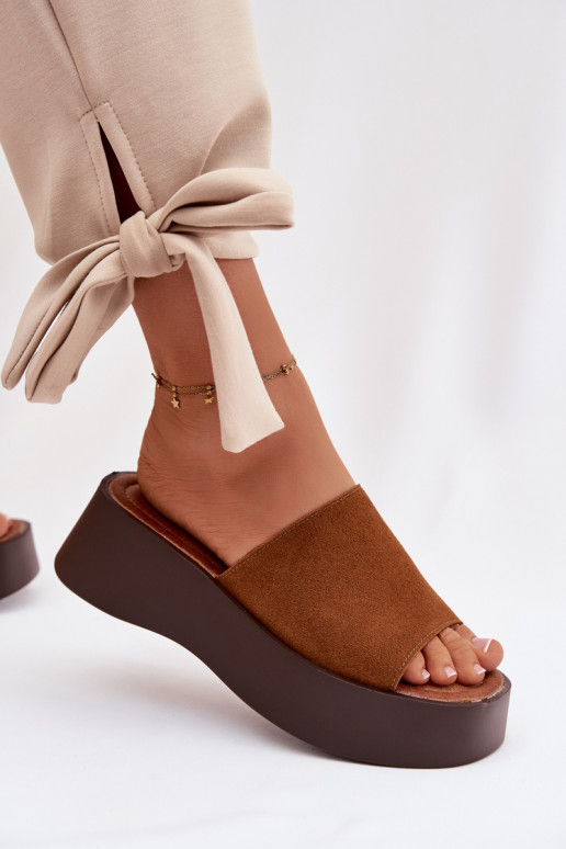 zapatillas de mujer con una plataforma color marrón Liorisse