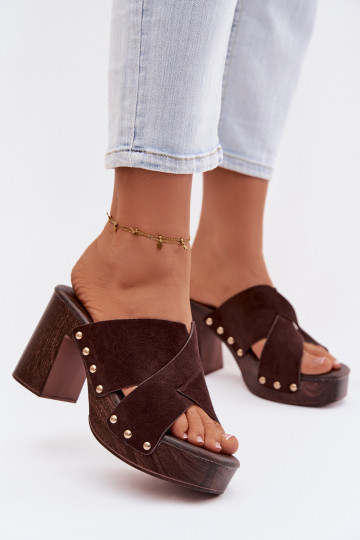 Zapatillas de mujer con tacones y clavos dorados de color chocolate Nerelle