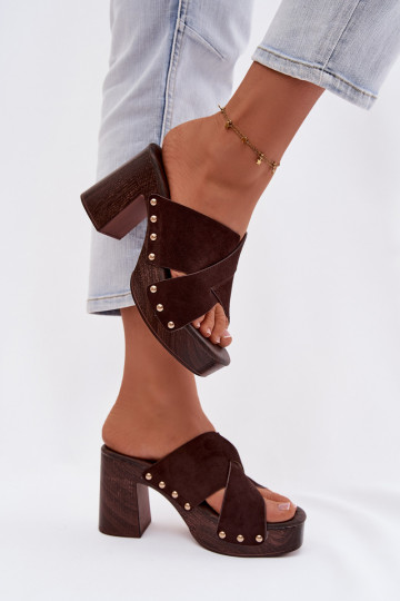 Zapatillas de mujer con tacones y clavos dorados de color chocolate Nerelle 2