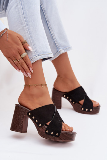 Zapatillas de mujer con tacones y clavos dorados de color negro Nerelle
