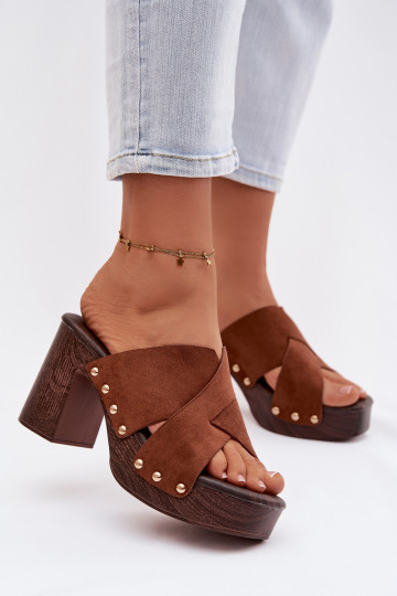 Zapatillas de mujer con tacones y clavos dorados de color marrón Nerelle