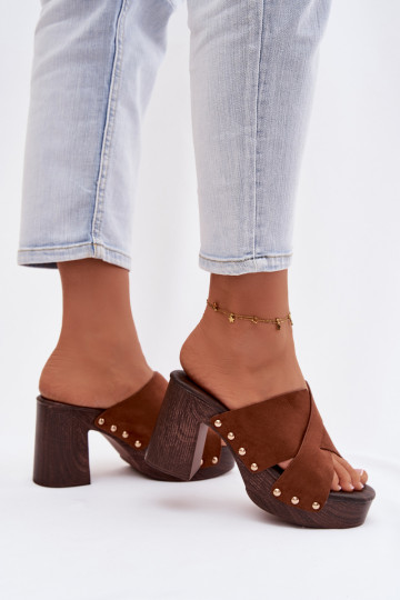 Zapatillas de mujer con tacones y clavos dorados de color marrón Nerelle 2