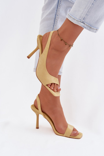 Sandalias de mujer con tacones finosde gamuza ecológicau color amarillo Calvoria