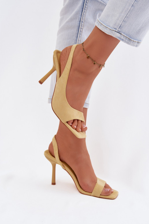 Sandalias de mujer con tacones finosde gamuza ecológicau color amarillo Calvoria
