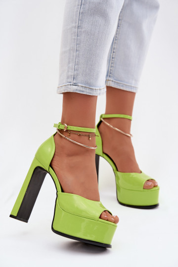 Sandalias lacadas para mujer. con tacones y plataforma color verde Horvia 2