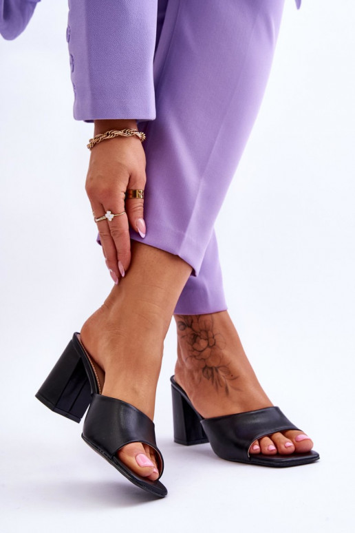 Femenino Piel modelo clásico Zapatillas de color negro Loara