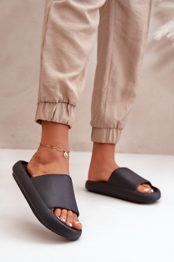 Femenino Pantuflas ligeras de espuma Sobre una suela gruesa de color negro Querceria