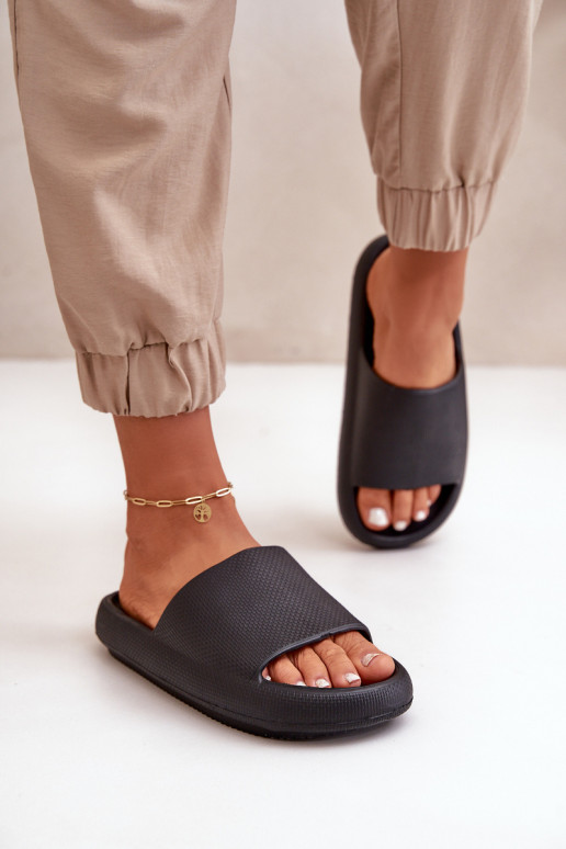 Femenino Pantuflas ligeras de espuma Sobre una suela gruesa de color negro Querceria