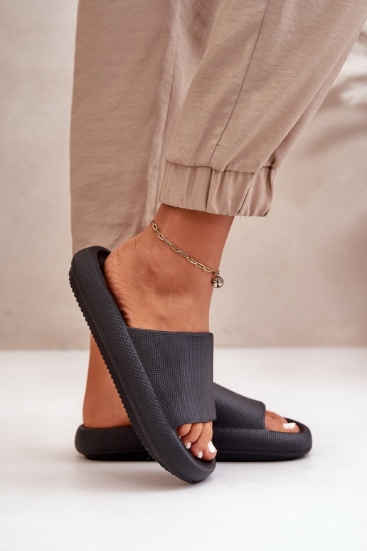 Femenino Pantuflas ligeras de espuma Sobre una suela gruesa de color negro Querceria