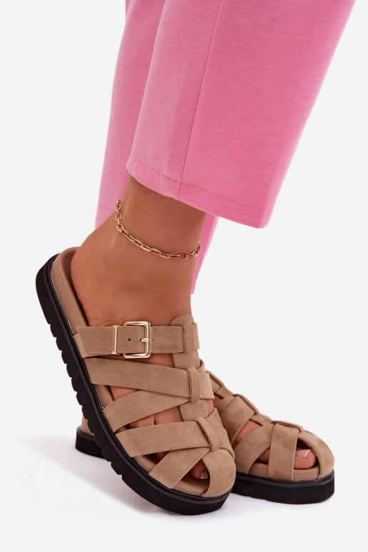 Zapatillas de mujer con tiras y hebillas doradas color arena Roselisse