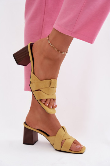 Zapatillas de mujer con tacones y cintas de gamuza sintética color amarillo Corivelle