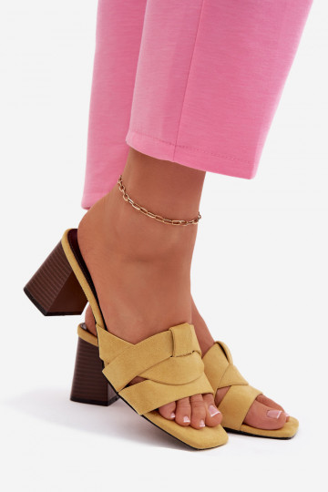 Zapatillas de mujer con tacones y cintas de gamuza sintética color amarillo Corivelle 2