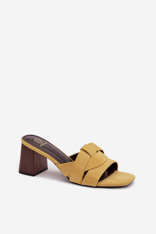 Zapatillas de mujer con tacones y cintas de gamuza sintética color amarillo Corivelle