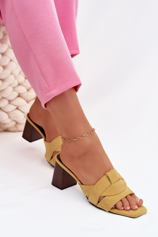 Zapatillas de mujer con tacones y cintas de gamuza sintética color amarillo Corivelle