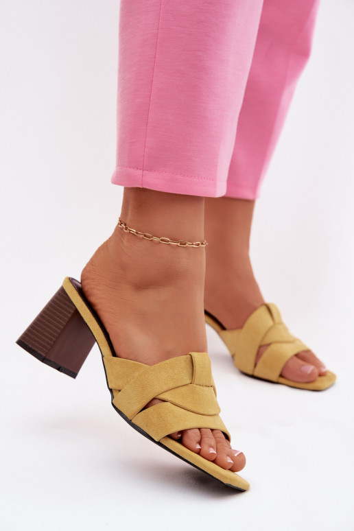 Zapatillas de mujer con tacones y cintas de gamuza sintética color amarillo Corivelle