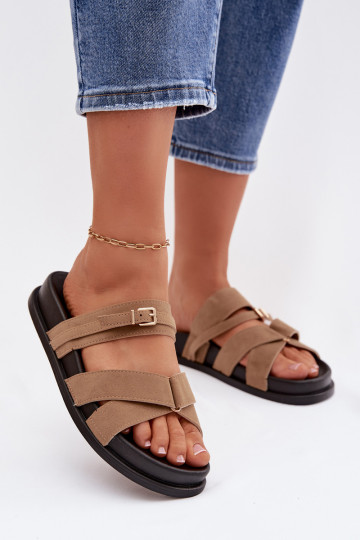 Chanclas para mujer con tiras y hebillas doradas color arena Selorina 2