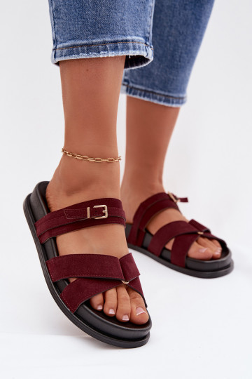 Chanclas para mujer con tiras y hebillas doradas color burdeos Selorina 2