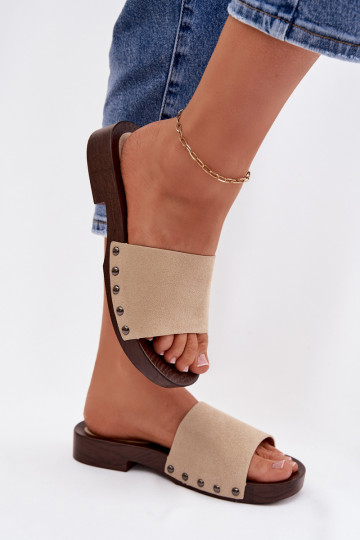 Chanclas para mujer con tachuelas y tacones anchos color arena Amelvessa