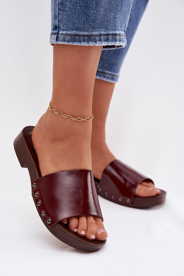 Chanclas para mujer con tachuelas y tacones anchos color burdeos Brinalle