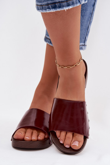 Chanclas para mujer con tachuelas y tacones anchos color burdeos Brinalle 2