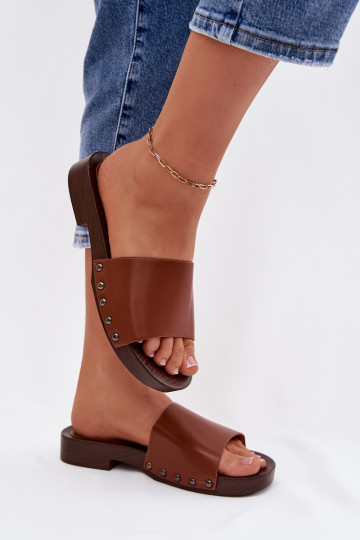 Chanclas para mujer con tachuelas y tacones anchos color marrón Brinalle