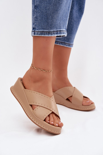 Chanclas decoradas para mujer en plataforma de cuero sintético color arena Calorissa