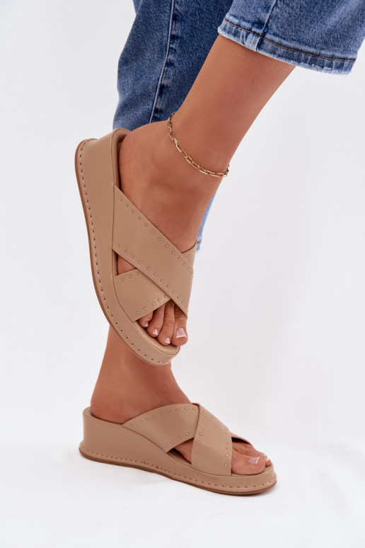 Decorado zapatillas de mujer en una cuña de cuero ecológico beige Calorissa