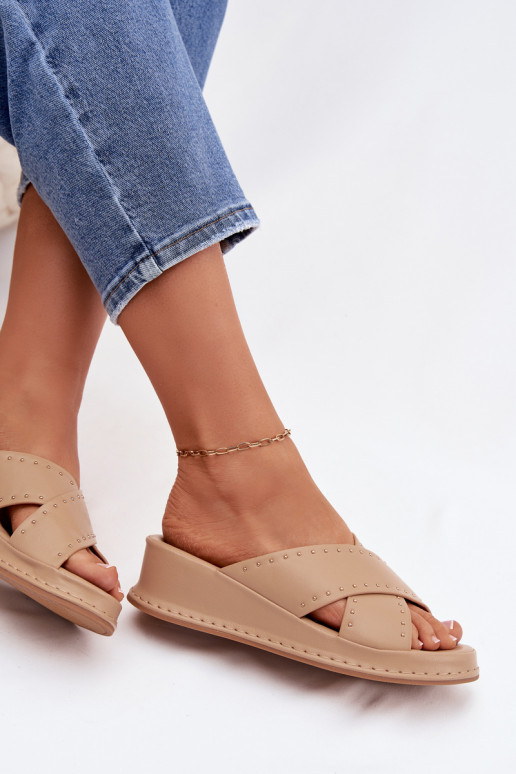 Decorado zapatillas de mujer en una cuña de cuero ecológico beige Calorissa