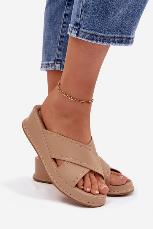 Decorado zapatillas de mujer en una cuña de cuero ecológico beige Calorissa