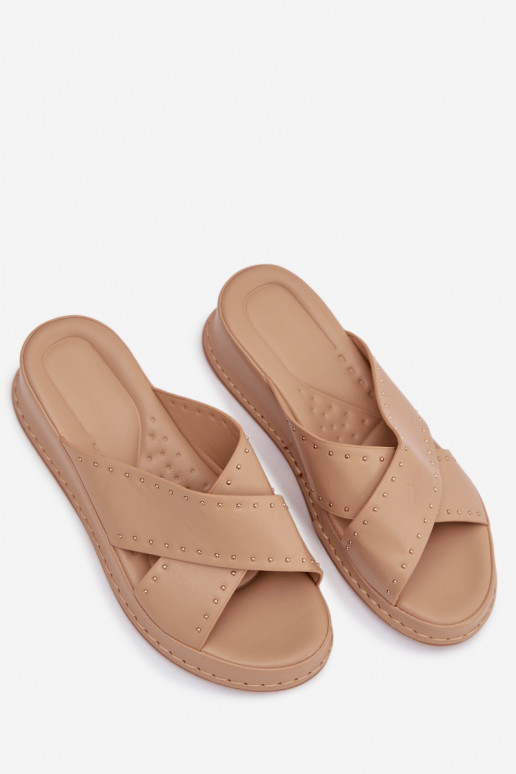 Decorado zapatillas de mujer en una cuña de cuero ecológico beige Calorissa