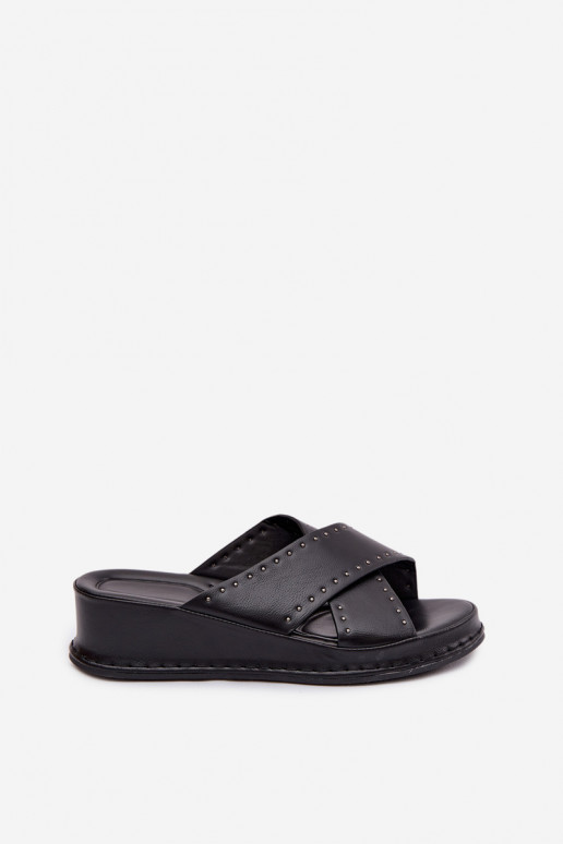 Decorado zapatillas de mujer en una cuña de cuero ecológico de color negro Calorissa