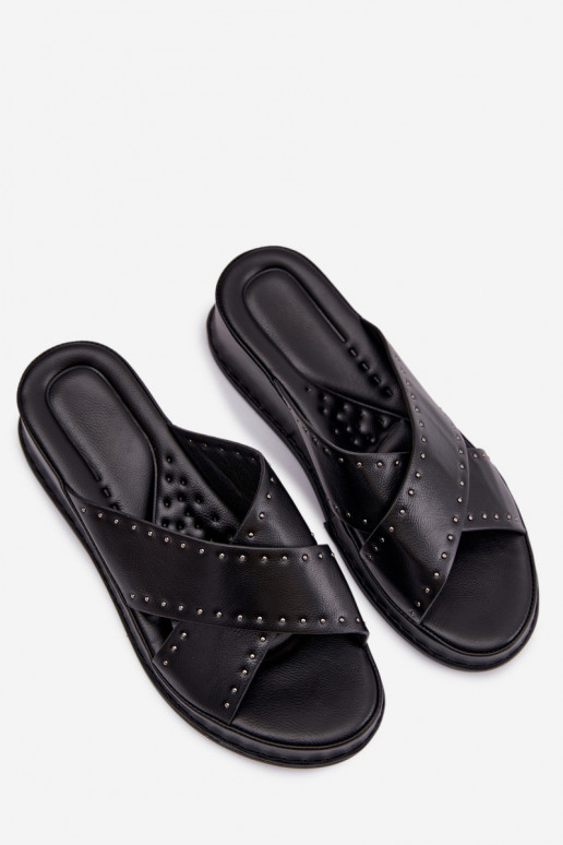 Decorado zapatillas de mujer en una cuña de cuero ecológico de color negro Calorissa