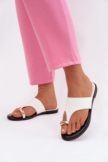 Chanclas de mujer planas de cuero sintético con detalles dorados color blanco Lavessa 2