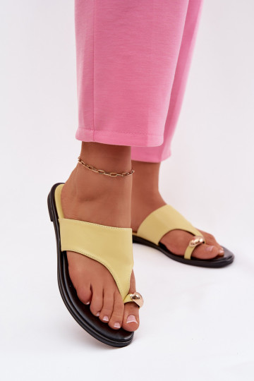 Chanclas de mujer planas de cuero sintético con detalles dorados color amarillo Lavessa 2